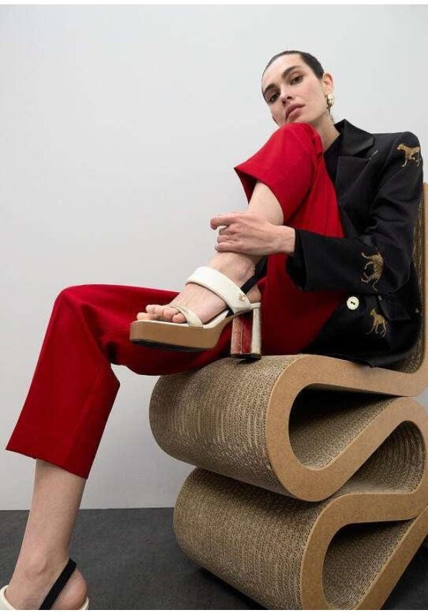 Sandalia de tacón con tiras tricolor