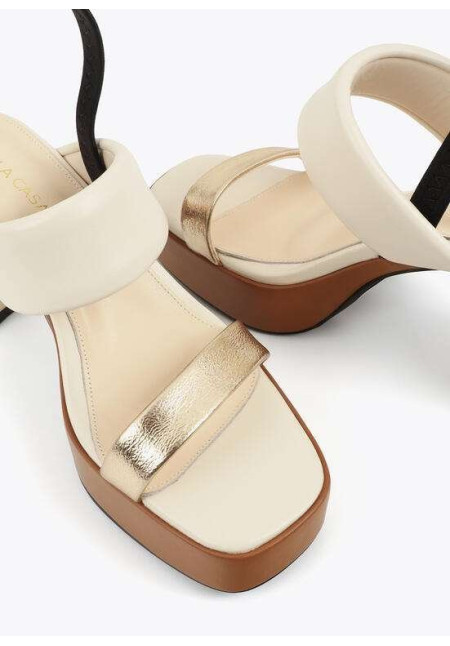 Sandalia de tacón con tiras tricolor