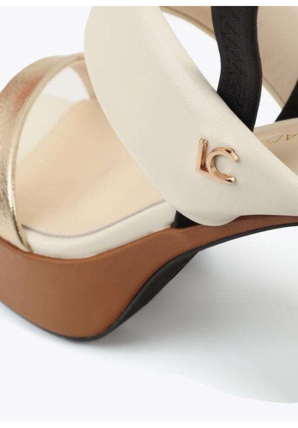 Sandalia de tacón con tiras tricolor