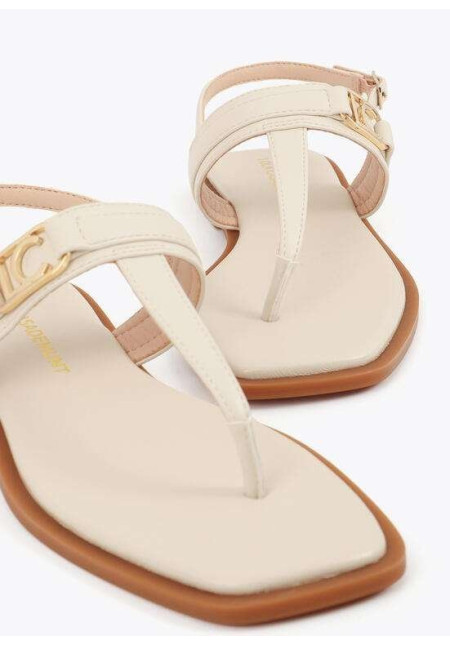 Sandalia plana con tira de dedo y hebilla logotipada