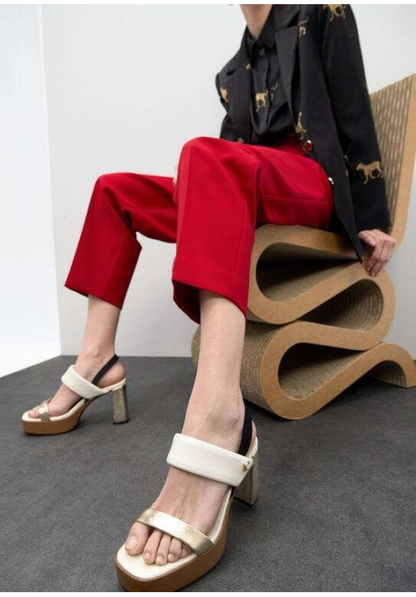 Sandalia de tacón con tiras tricolor