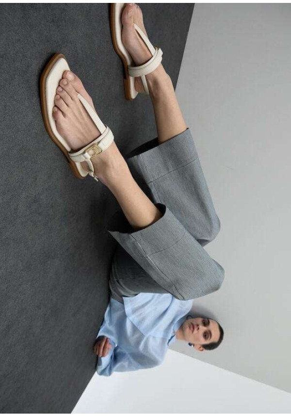 Sandalia plana con tira de dedo y hebilla logotipada