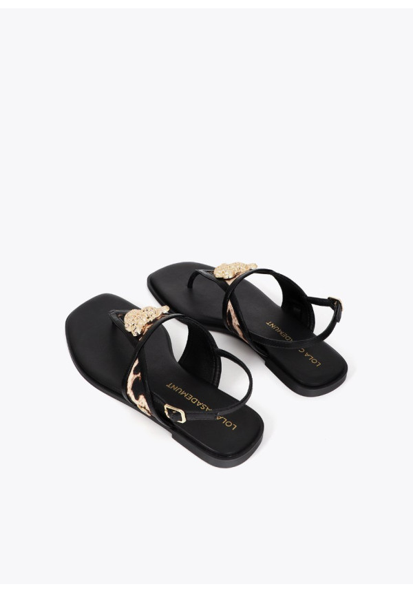 Sandalia plana en animal print y aplique metalizado