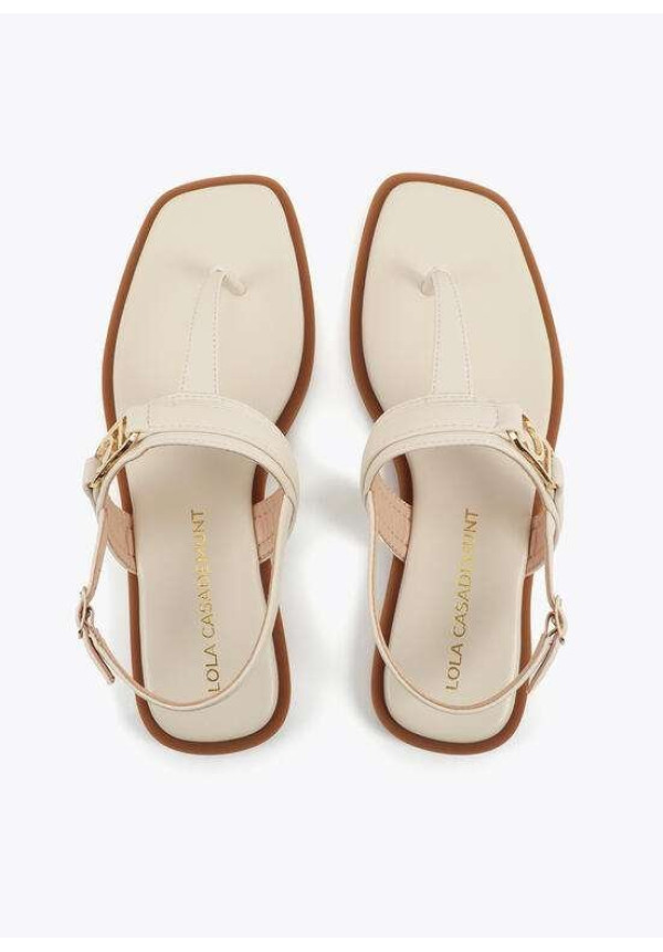 Sandalia plana con tira de dedo y hebilla logotipada