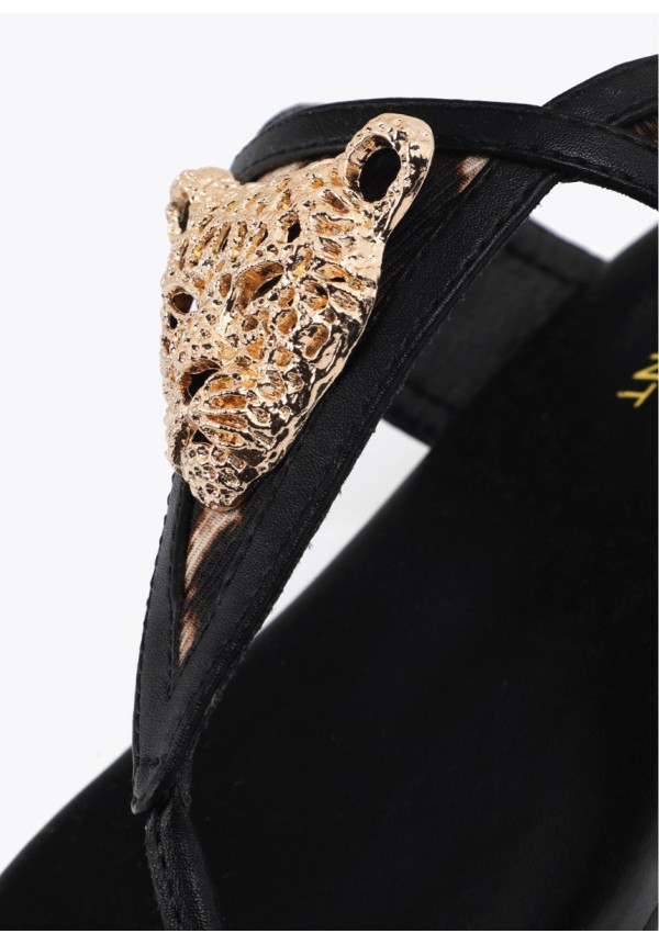 Sandalia plana en animal print y aplique metalizado