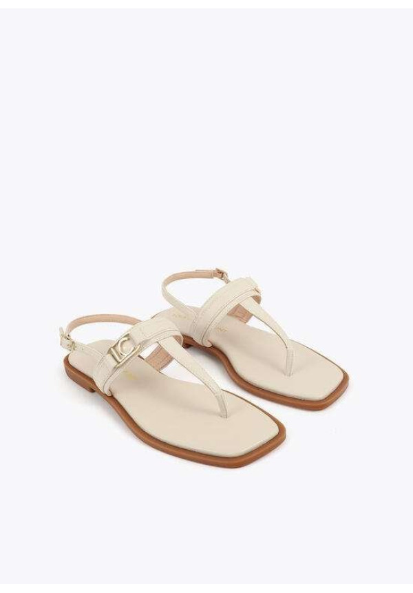 Sandalia plana con tira de dedo y hebilla logotipada