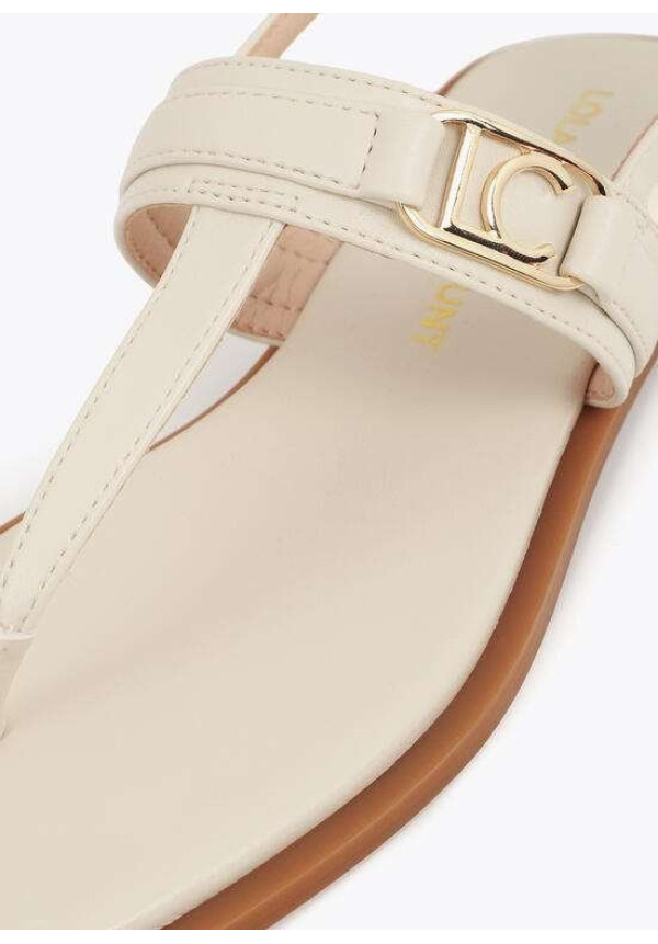 Sandalia plana con tira de dedo y hebilla logotipada