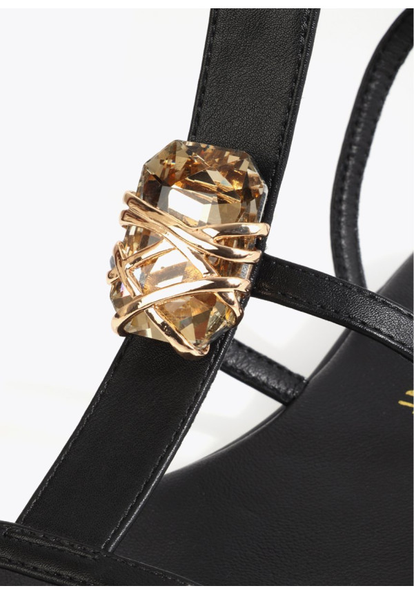 Sandalia plana con tira con adorno de cristal