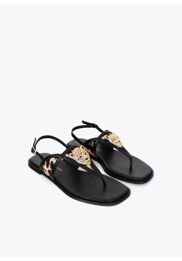 Sandalia plana en animal print y aplique metalizado